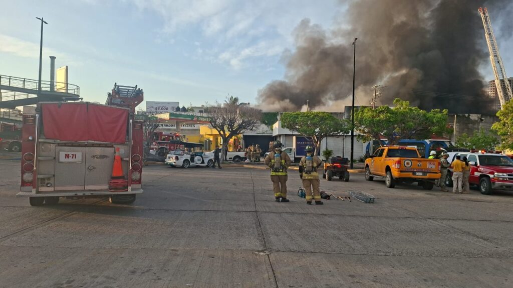 fuerte incendio en Bodega de Mazatlán