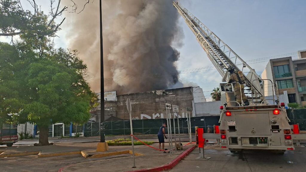 fuerte incendio en Bodega de Mazatlán