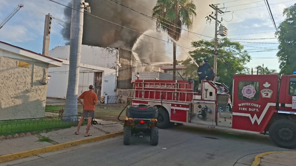 fuerte incendio en Bodega de Mazatlán