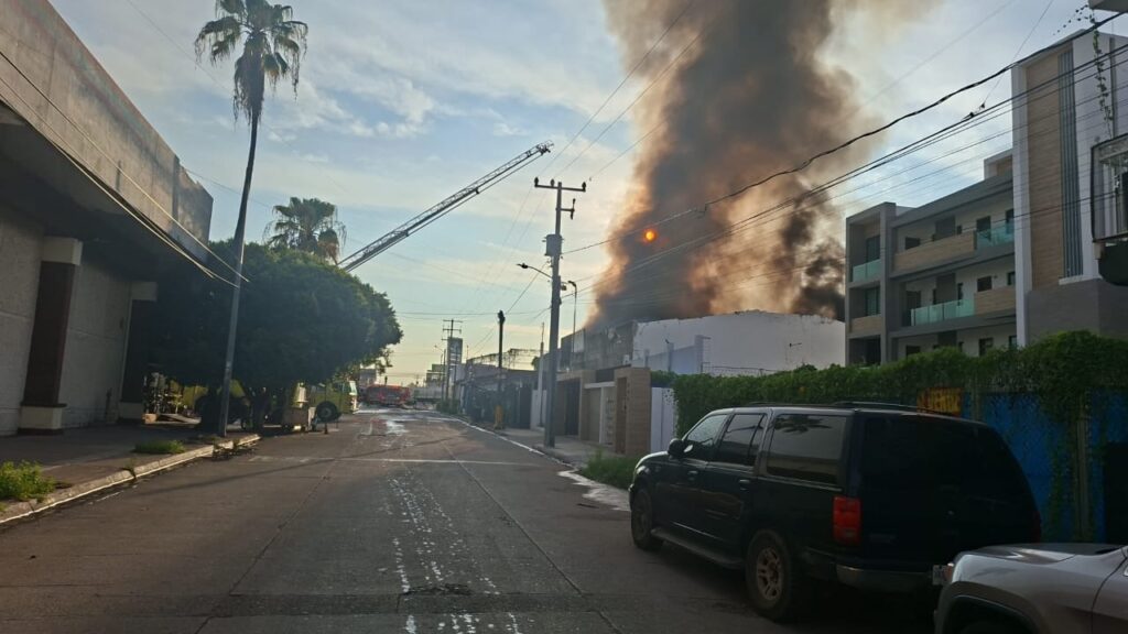 fuerte incendio en Bodega de Mazatlán