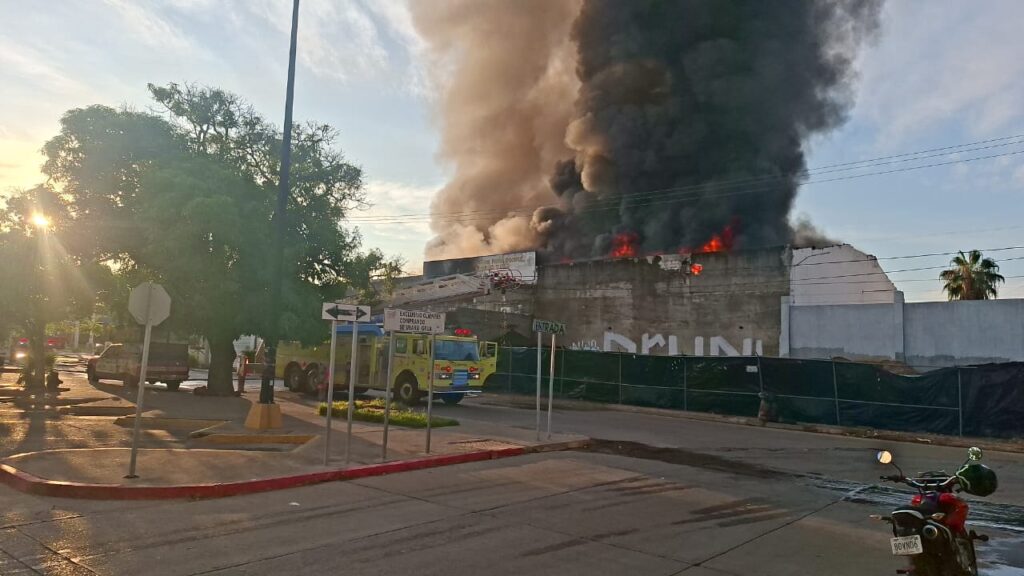 fuerte incendio en Bodega de Mazatlán