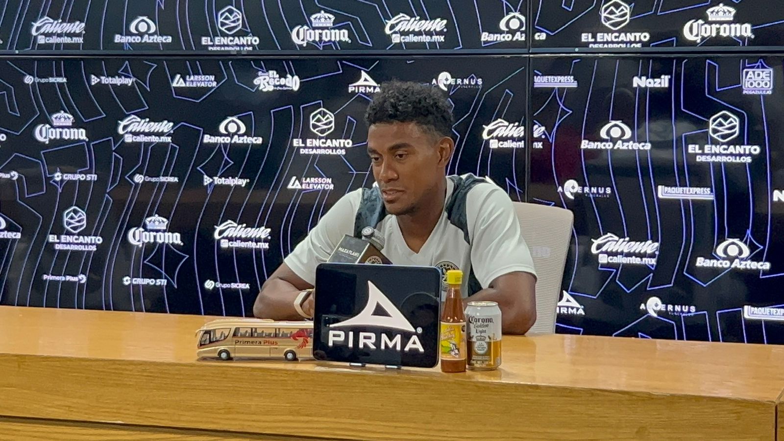 Yoel Bárcenas, futbolista parameño.