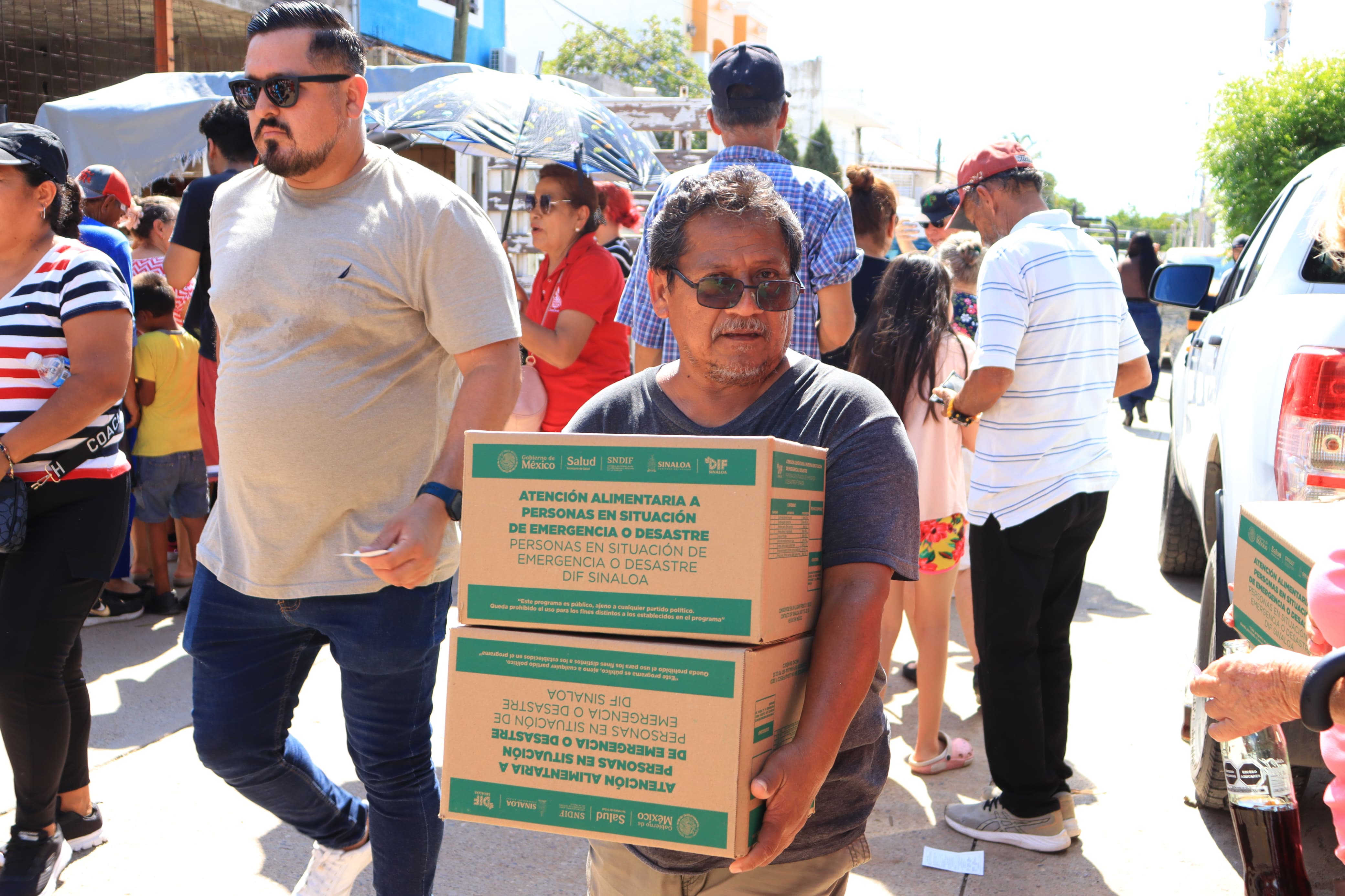 Entrega de apoyos a familias de Mazatlán