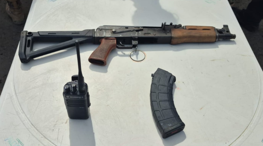 Autoridades aseguran arma tras detención