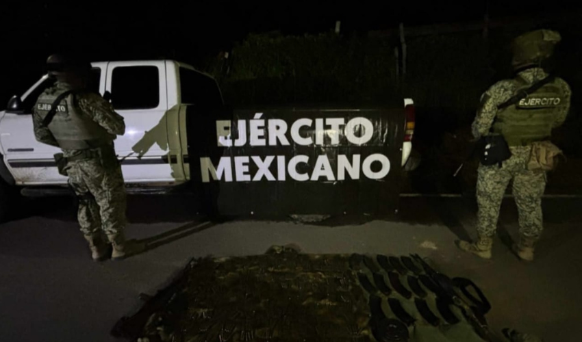 Elementos del Ejército Mexicano asegura armas del interior de un vehículo