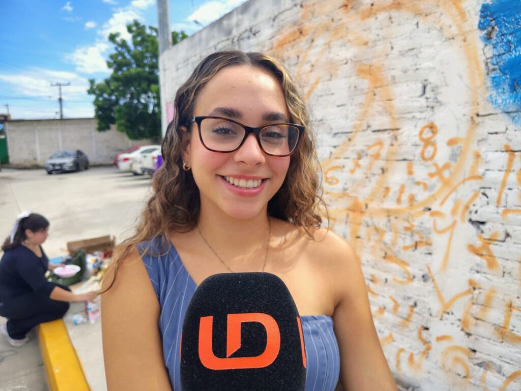 Jóvenes pintan paredes con murales