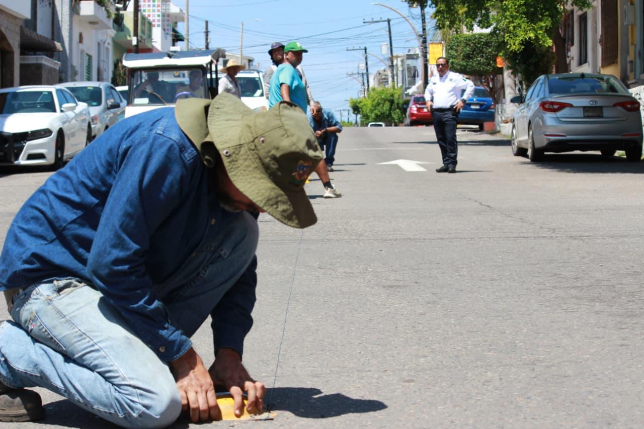Dirección de Obras Públicas colocando reductores de velocidad como señalamiento vial en la avenida Zaragoza en Mazatlán.