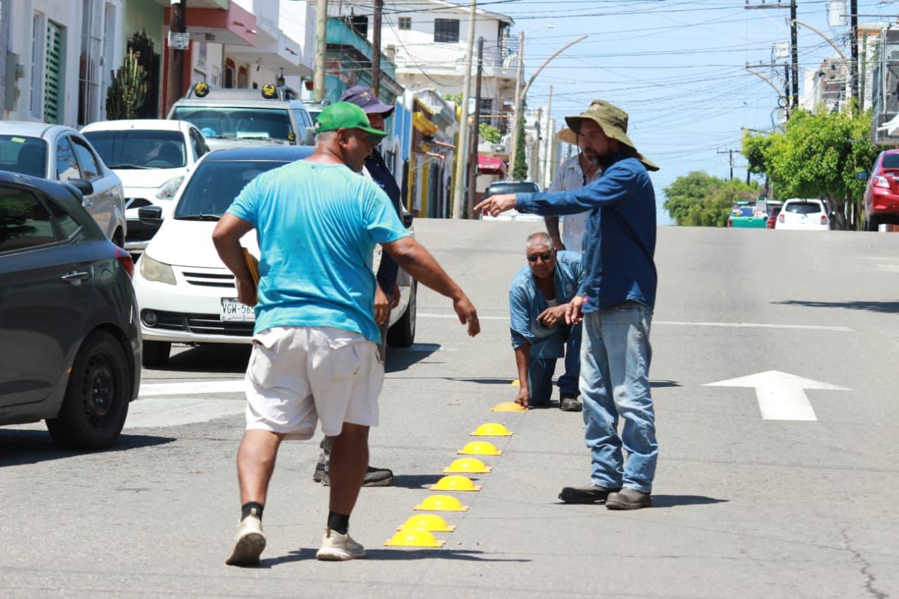 Dirección de Obras Públicas colocando reductores de velocidad como señalamiento vial en la avenida Zaragoza en Mazatlán.