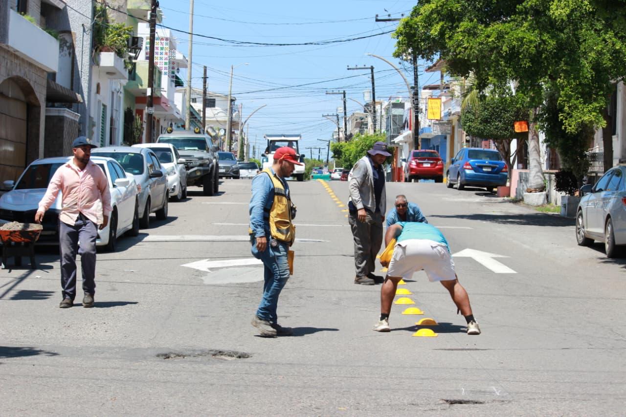 Dirección de Obras Públicas colocando reductores de velocidad como señalamiento vial en la avenida Zaragoza en Mazatlán.