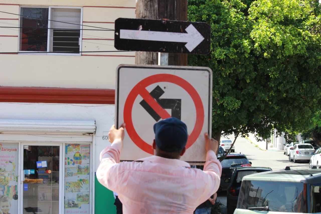 Colocación de señalamientos en la avenida Zaragoza en Mazatlán.