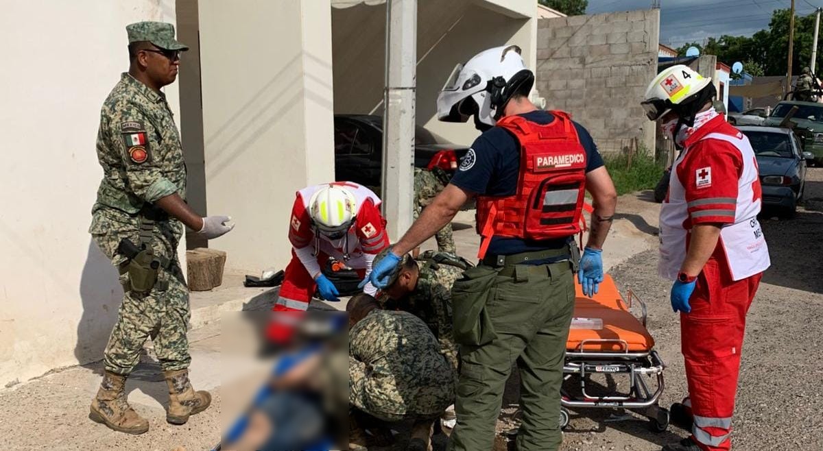 Paramédicos de Cruz Roja atendiendo a hombre herido