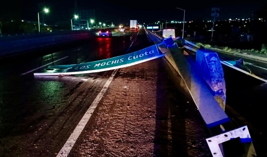 Caída de un letrero en carretera