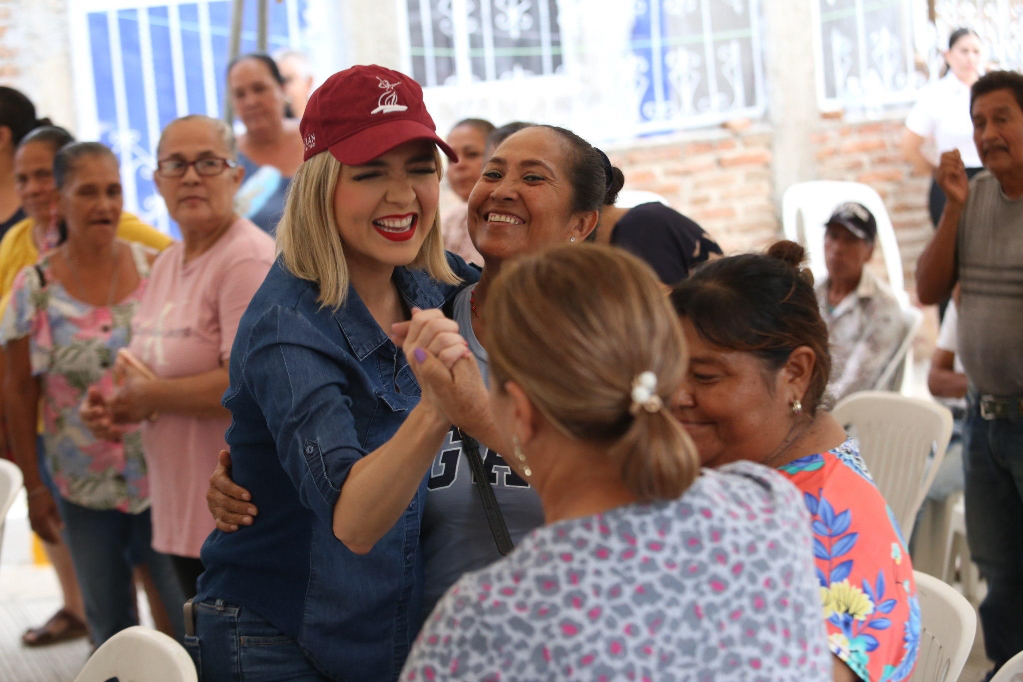 Alcaldesa Estrella Palacios junto a las vecinas de la calle De las Rosas.