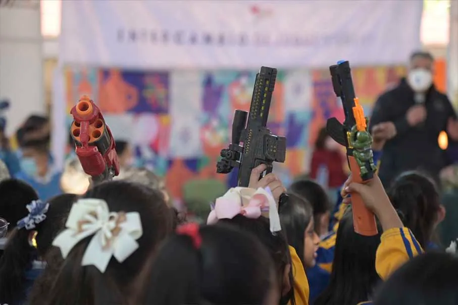 canje de armas de juguete