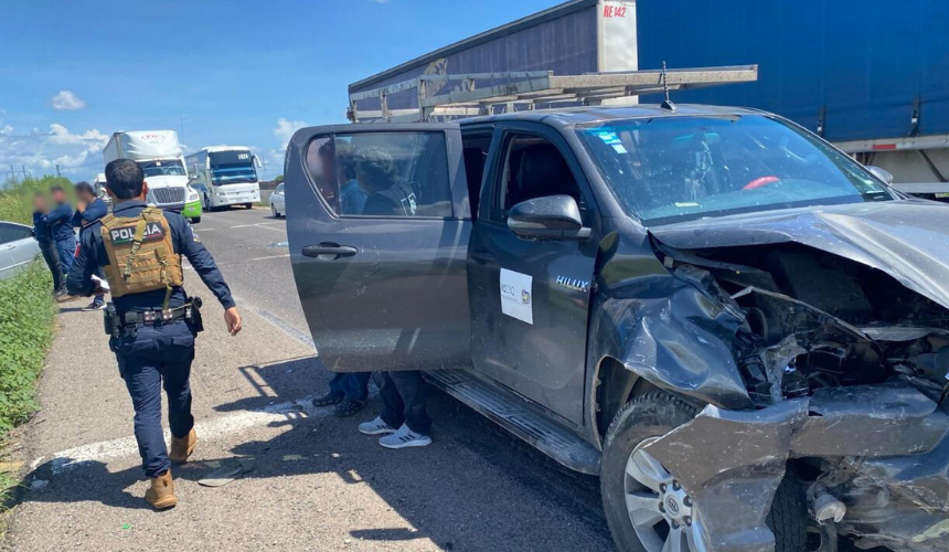 Camioneta dañada tras choque