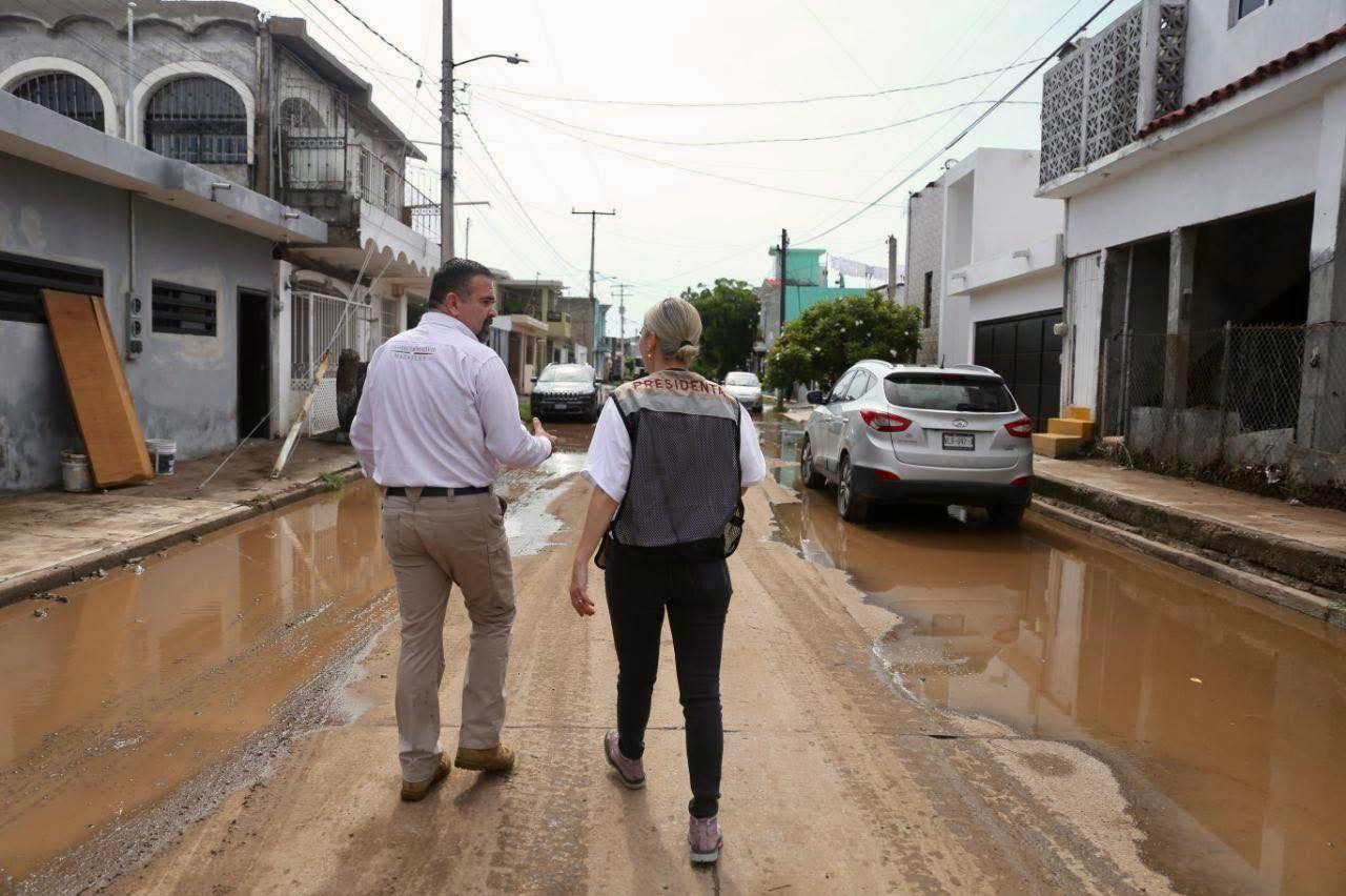 Estrella Palacios en colonia afectada por lluvia