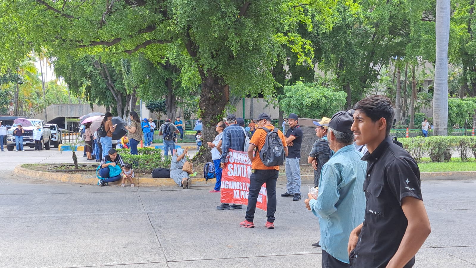 Comuneros de la presa Santa María durante su bloqueo en la Calzada Insurgentes.