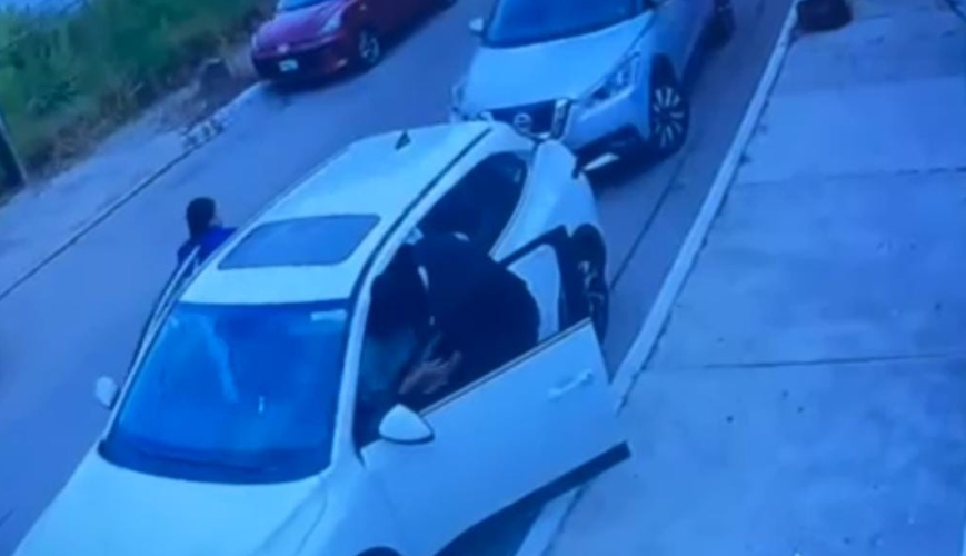 Sujetos encapuchados roban violentamente un vehículo
