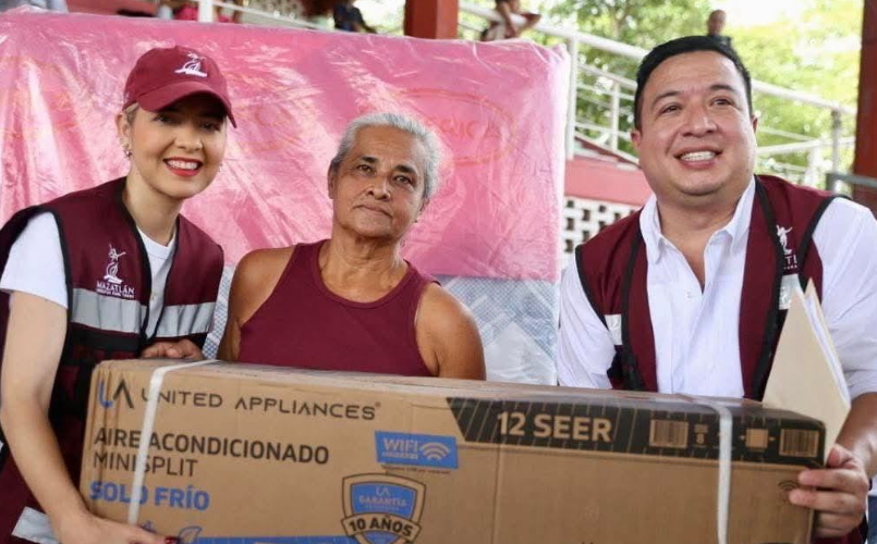 Entrega de apoyos a familias mazatlecas
