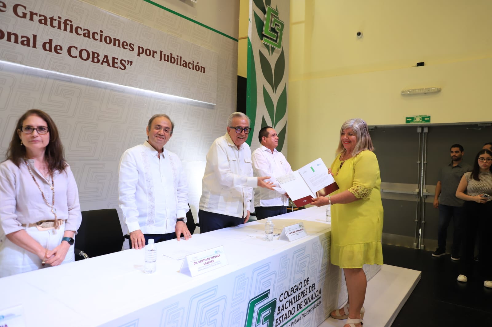 Rocha entrega estímulos a trabajadores jubilados de Cobaes
