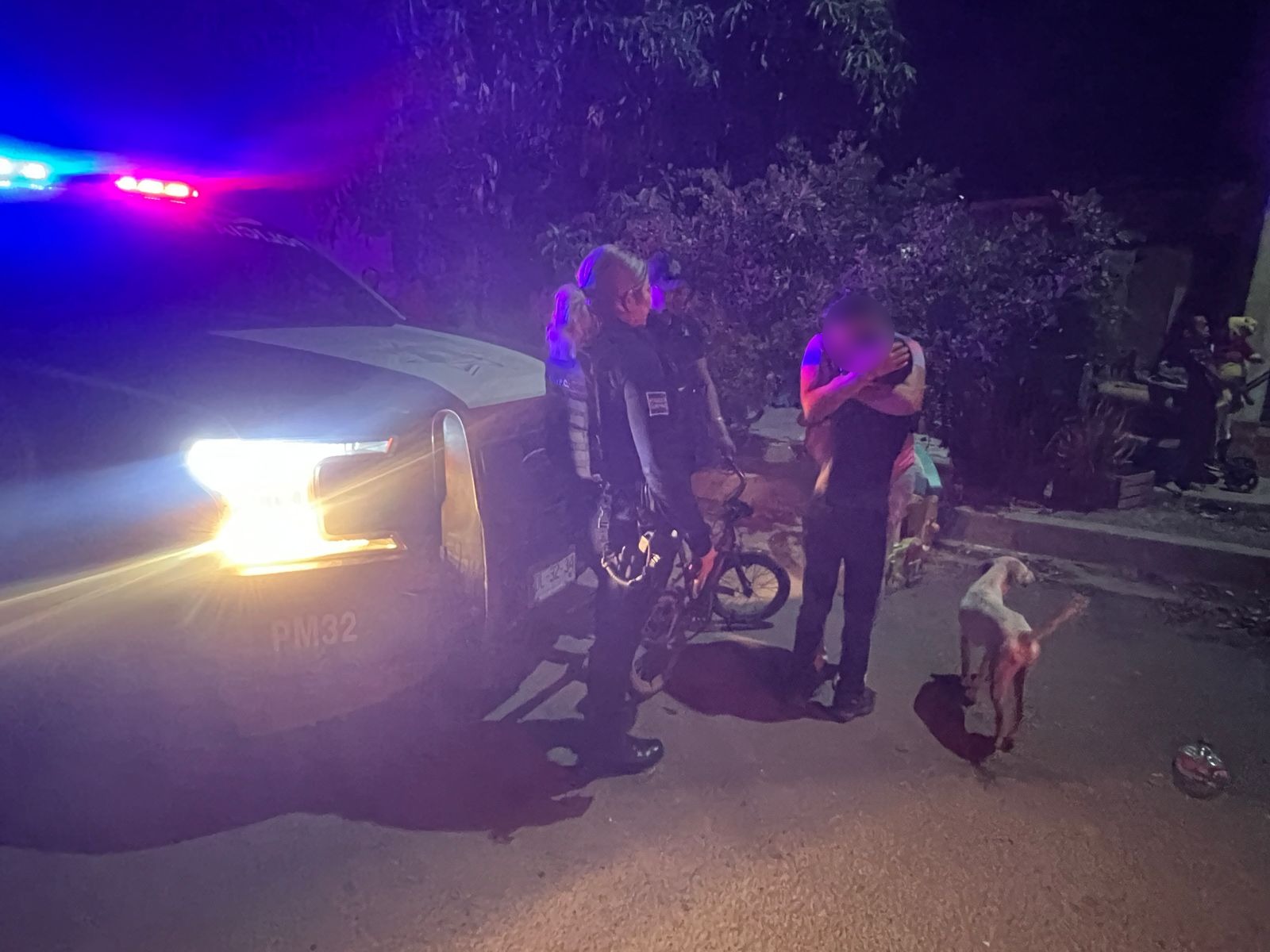 Policía Municipal de Ahome ayudando al pequeño a regresar con su familia.