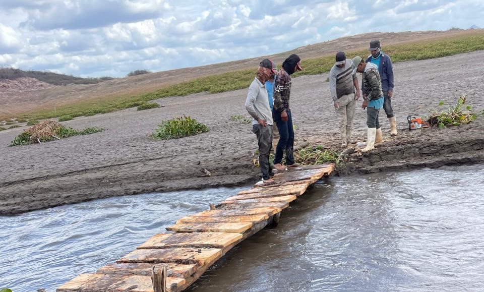 Pescadores de la presa El Varejonal en Badiraguato.