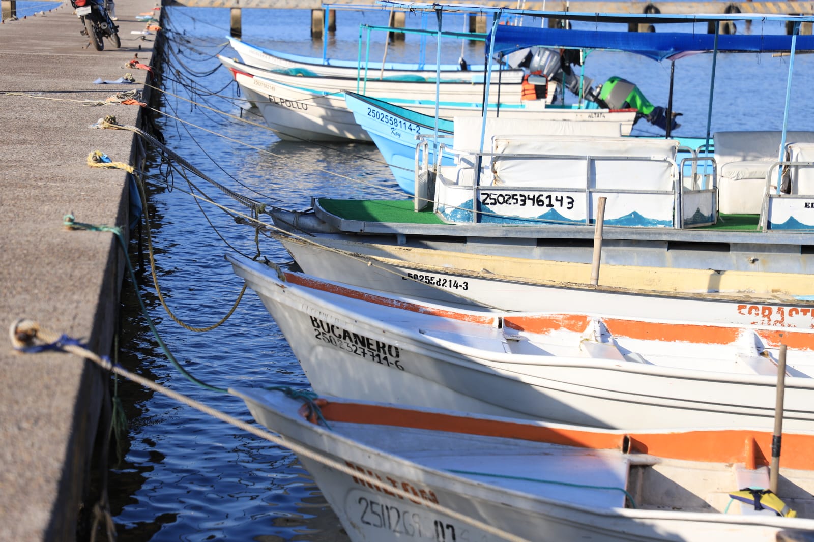 Lanchas en el mar amarradas al muelle