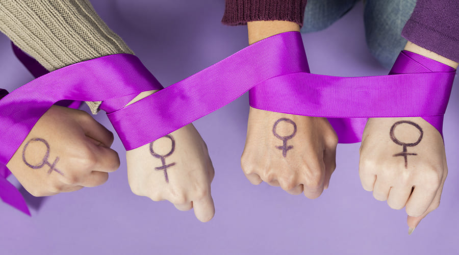 primer plano manos mujeres lucha feminista aborto