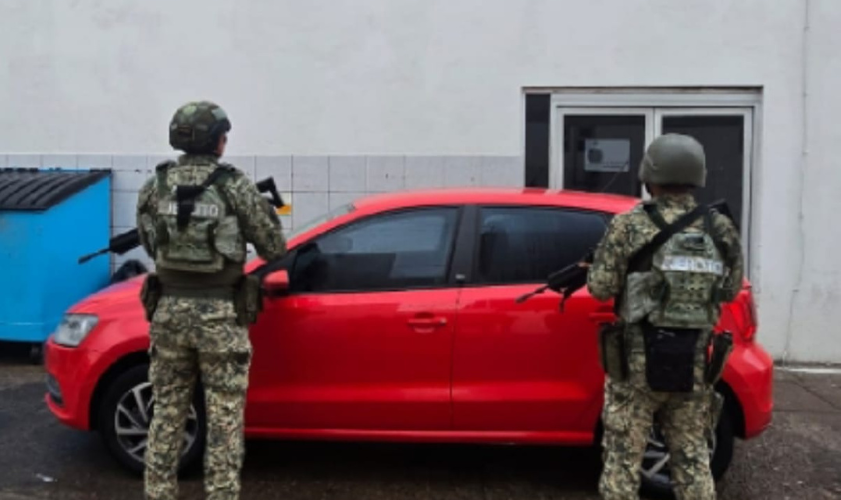 Elementos del ejército aseguran camioneta con reporte de robo