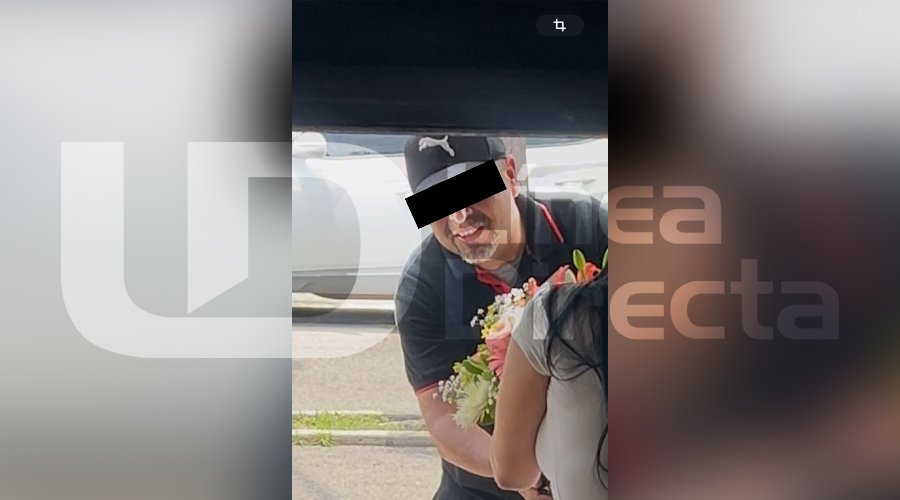 Llegaron con un ramo de flores