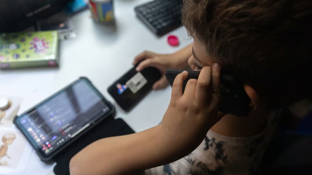 El uso excesivo podría comprometer la salud visual de niños y adolescentes