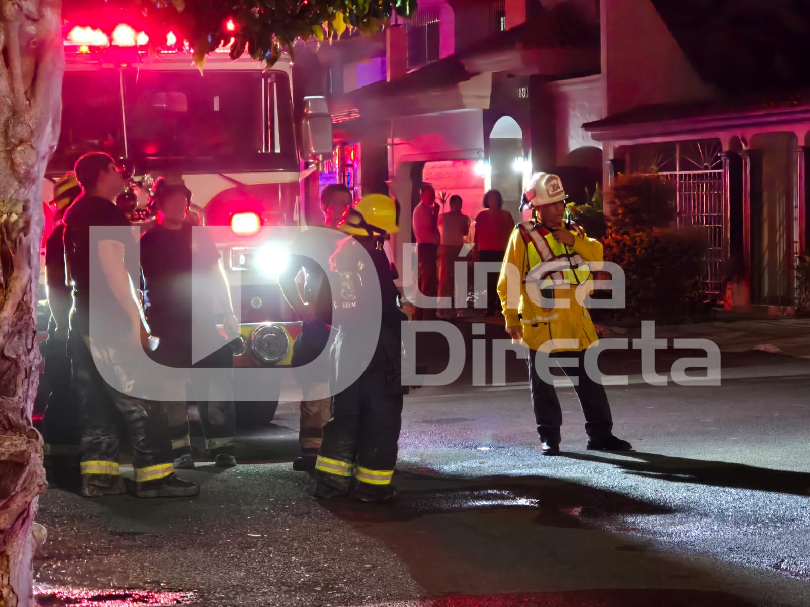 Cuerpos de emergencia en un incendio