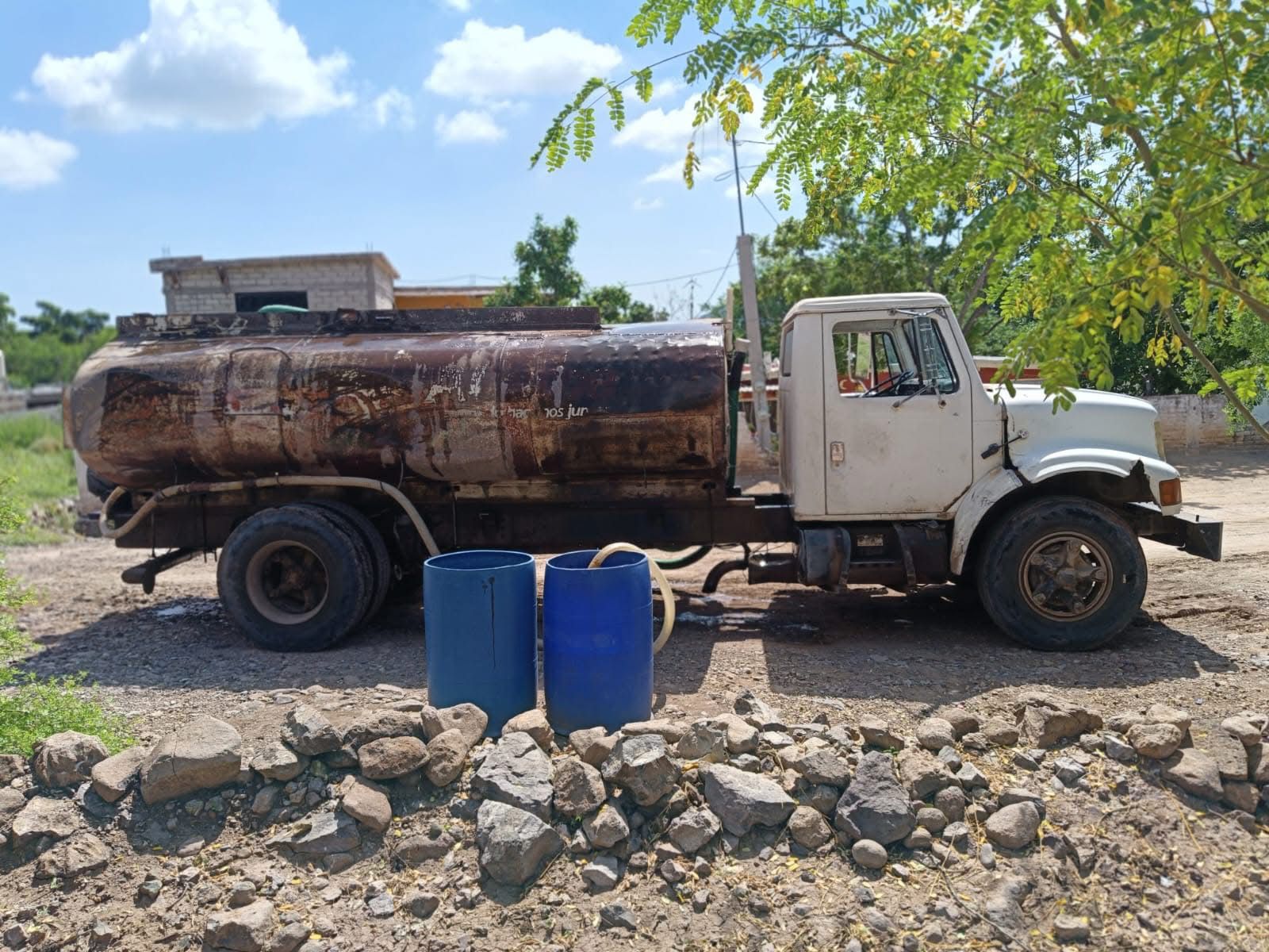 A las familias del campo pesquero El Jitzamuri les están distribuyendo agua en pipas.
