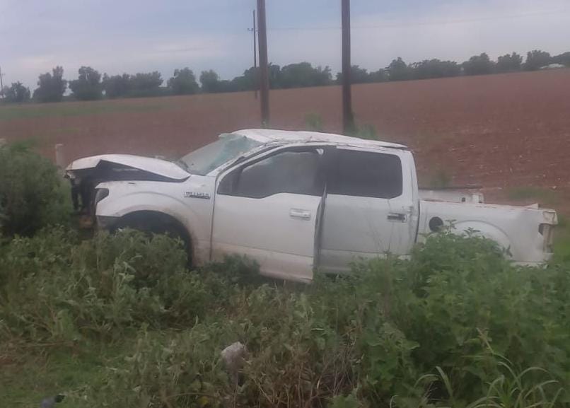 Camioneta termina en volcadura tras pasar por encima de un caballo 