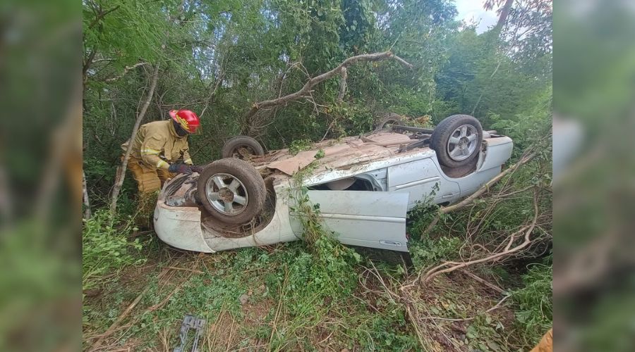 Aparatosa volcadura deja dos mujeres lesionadas en la carretera Guamúchil-Mocorito en El 12