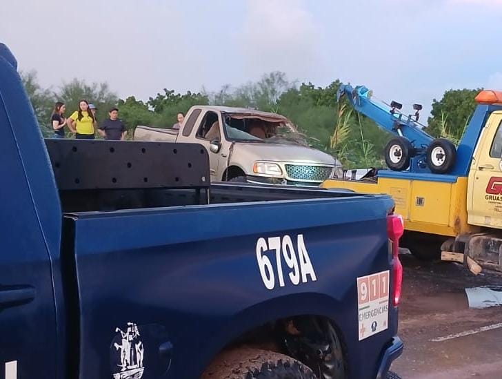 Dos están desaparecidos tras caer en una camioneta al fondo de un dren