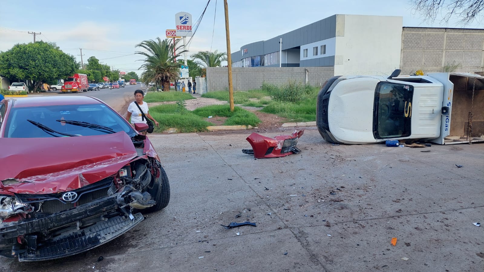Unidad repartidora de gas choca y vuelca