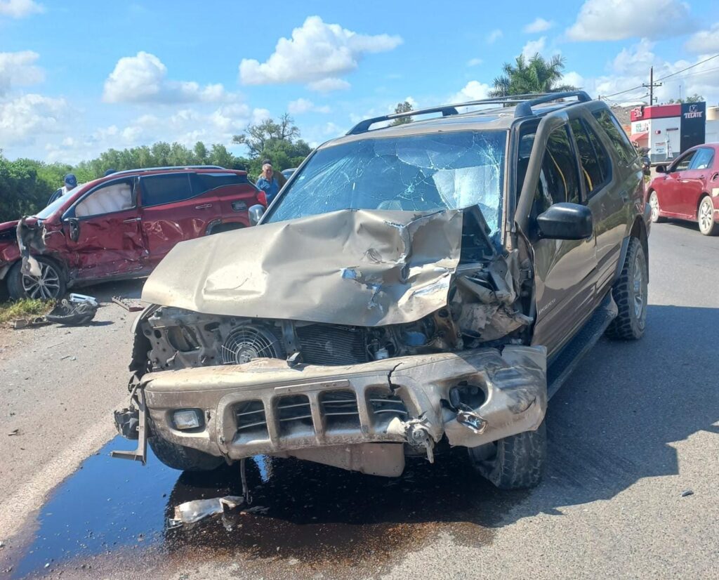 Adulto mayor no cede el paso al salir de un motel en Guasave