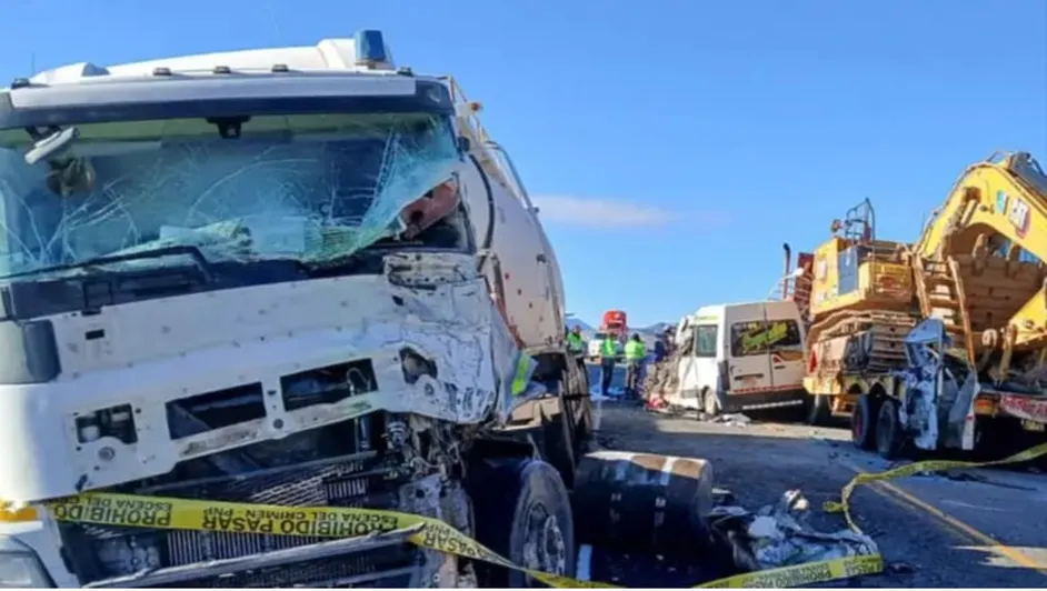 Trágico accidente en Perú: colisión de varios vehículos deja 14 personas sin vida