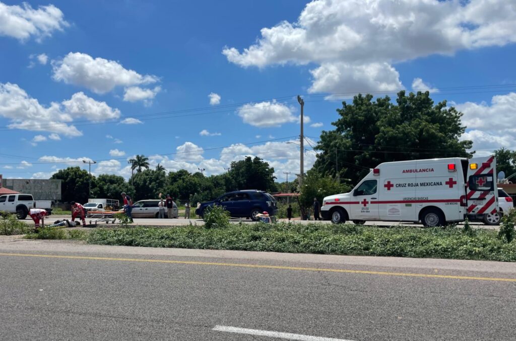 Paramédicos de Cruz Roja en el lugar del accidente.