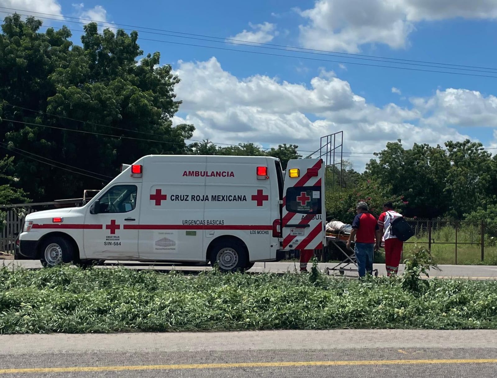 Paramédicos de Cruz Roja auxiliando al motociclista que resultó lesionado.