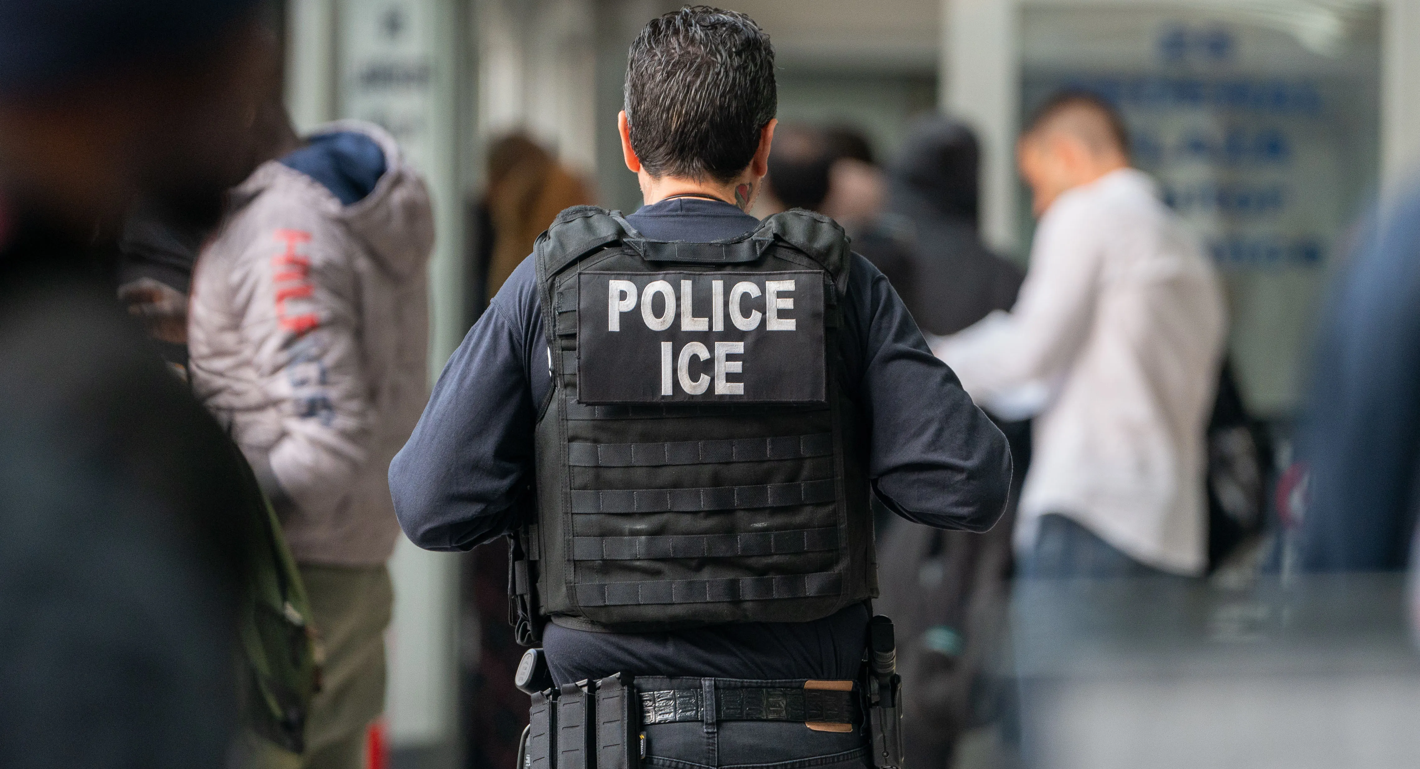 Agente del ICE asesina a migrante que intentó fugarse durante operativo en Chicago, EU