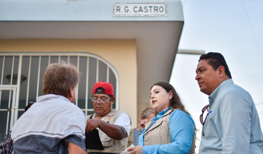 Entrega de apoyos económicos a vecinos de la Rosendo G. Castro