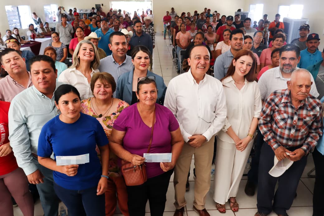 Entrega de apoyos en la Higuera de Zaragoza.
