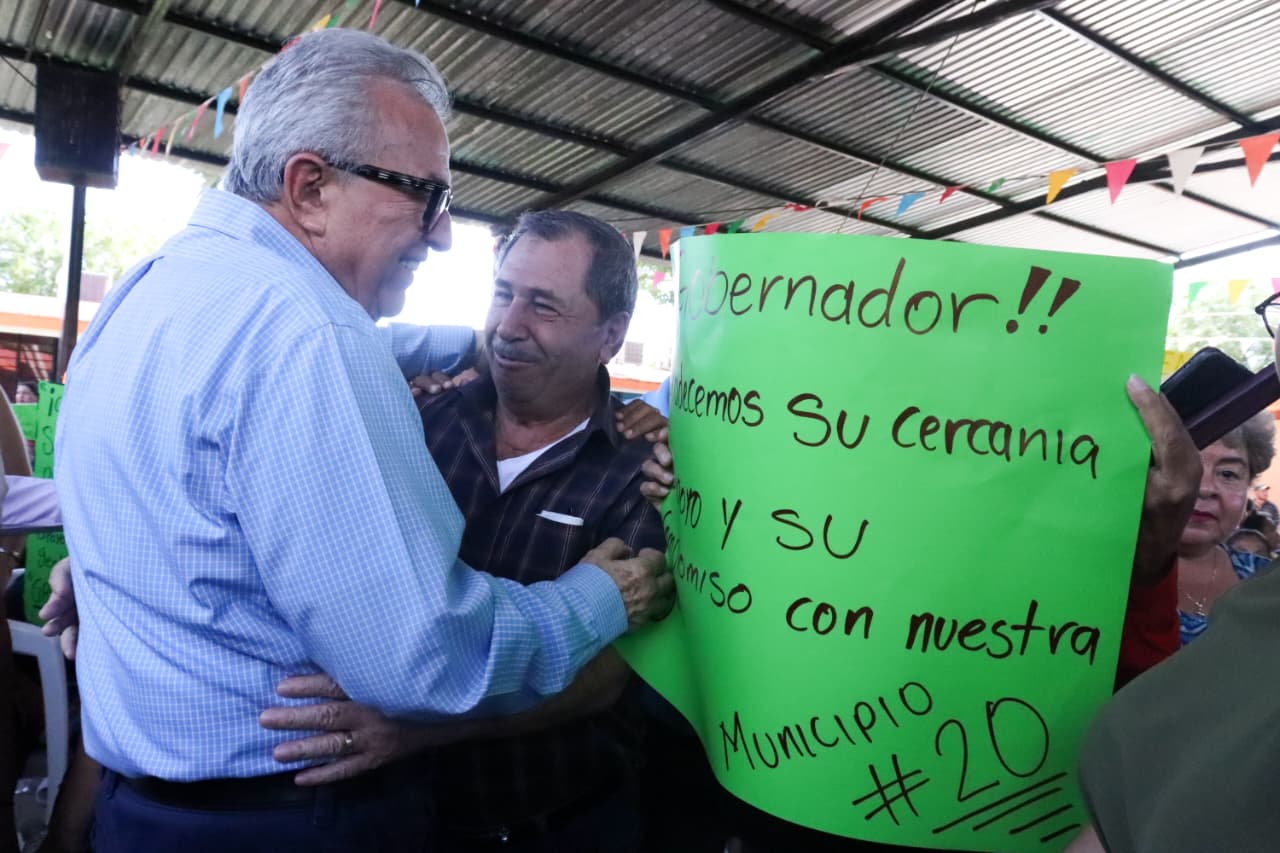 Gobernador Rubén Rocha Moya entregando apoyos a los afectados por la tormenta Lorena.
