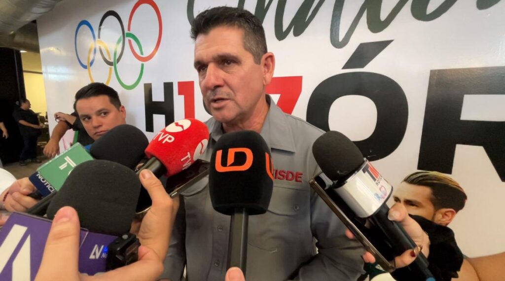 Armando Camacho presentándose como nuevo director del ISDE