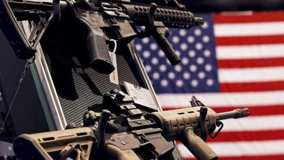 EU promueve iniciativa para prohibir la venta de armas ¡pero solo a las personas trans!