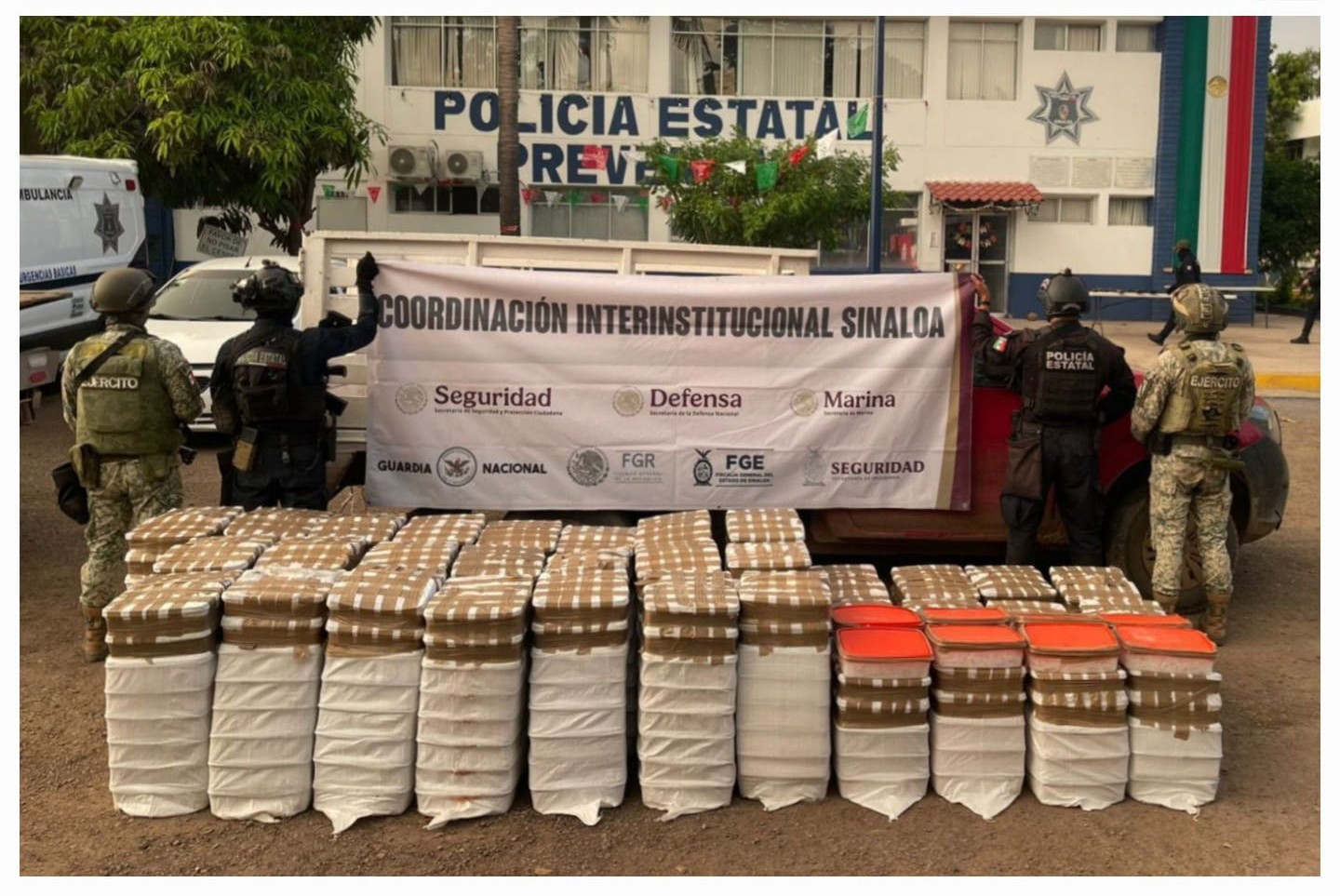 Aseguran camioneta robada y droga