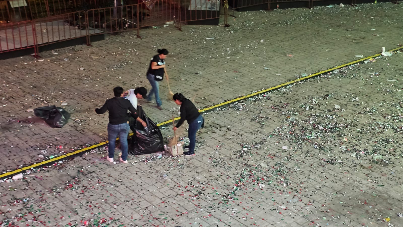 Personal de Aseo Urbano realizando limpieza tras la celebración del Grito en Mazatlán.