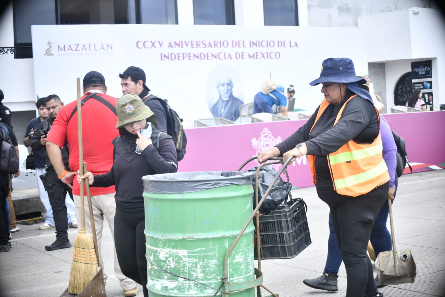 Personal de Aseo Urbano realizando limpieza tras la celebración del Grito en Mazatlán.